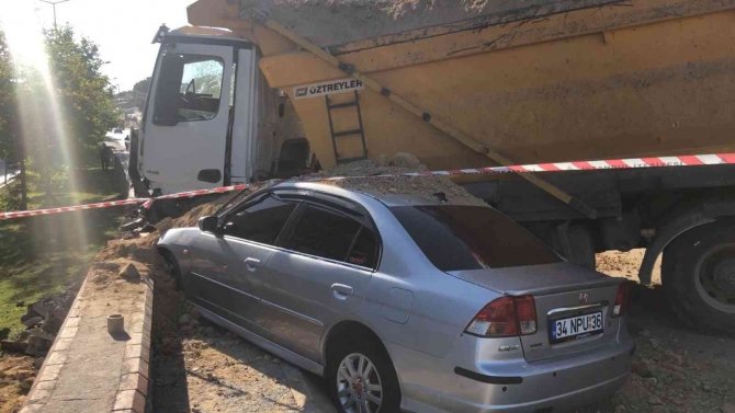 Pendik’te Kontrolden Çıkan Hafriyat Kamyonu Otomobilin Üstüne Düştü: 3 Yaralı