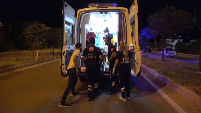 Otomobil Refüje Çarptı: 2 Yaralı
