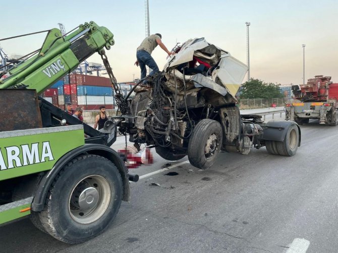 Tır Tıra Arkadan Çarptı, Sıkışan Sürücüyü İtfaiye Ekipleri Kurtardı