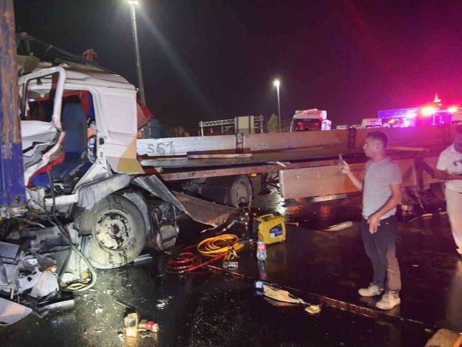 Tır Tıra Arkadan Çarptı, Sıkışan Sürücüyü İtfaiye Ekipleri Kurtardı