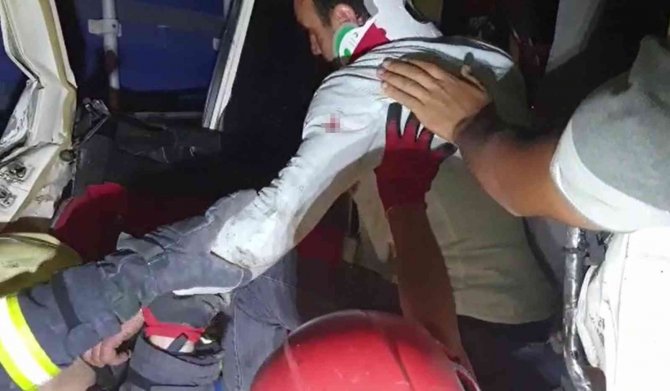 Tır Tıra Arkadan Çarptı, Sıkışan Sürücüyü İtfaiye Ekipleri Kurtardı