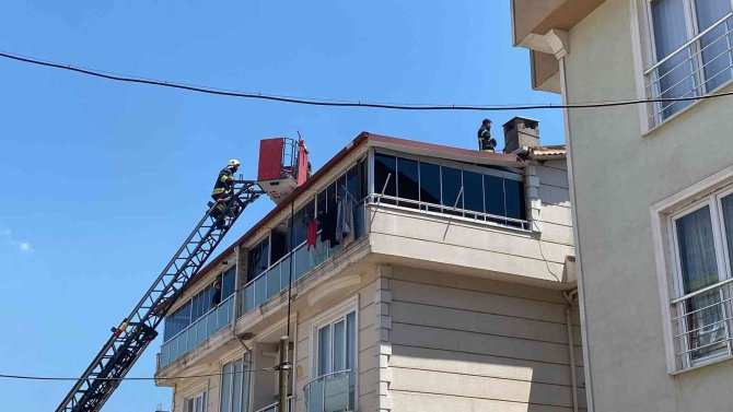 5 Katlı Binanın Çatısında Yangın Çıktı