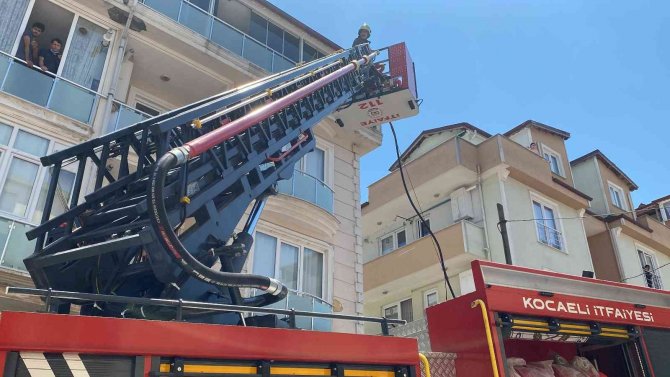 5 Katlı Binanın Çatısında Yangın Çıktı