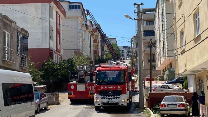 5 Katlı Binanın Çatısında Yangın Çıktı