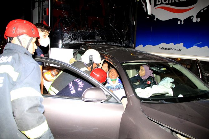 Manisa’da Faciaya Ramak Kaldı: Otobüs Ve 2 Otomobilin Karıştığı Trafik Kazasında 4 Kişi Yaralandı
