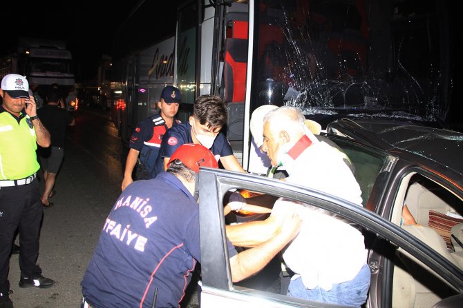 Manisa’da Faciaya Ramak Kaldı: Otobüs Ve 2 Otomobilin Karıştığı Trafik Kazasında 4 Kişi Yaralandı