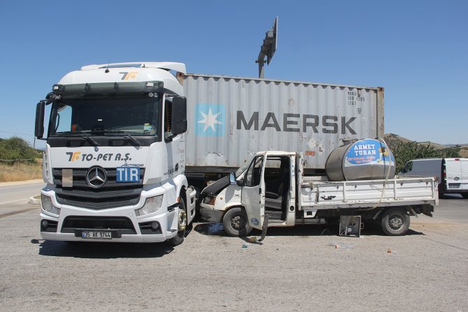 Süt Kamyoneti İle Tır Çarpıştı: 1 Yaralı