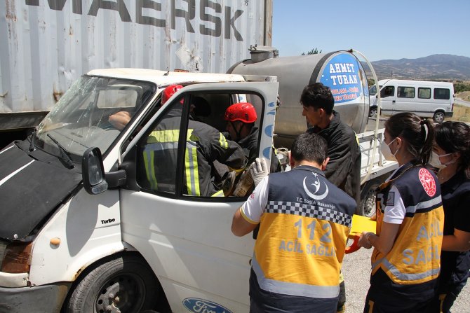 Süt Kamyoneti İle Tır Çarpıştı: 1 Yaralı