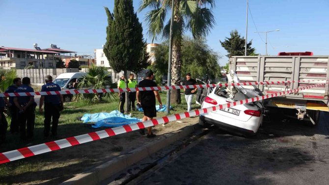 Tıra Arkadan Otomobille Çarpan 3 Genç Hayatını Kaybetti