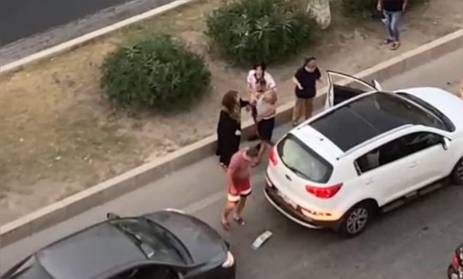 Otomobilinin İçinde Darp Edilen Sürücü Çıkıp Tamponunu Kontrol Etti