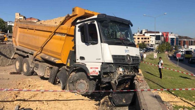 Pendik’te Kontrolden Çıkan Hafriyat Kamyonu Otomobilin Üstüne Düştü: 3 Yaralı
