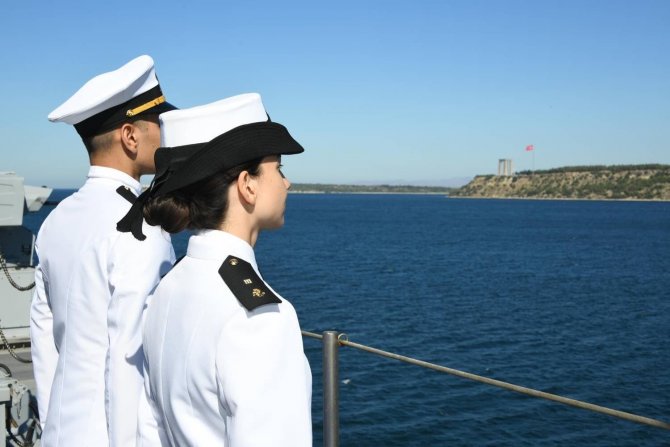 Deniz Harp Okulu Öğrencileri Çanakkale Şehitlerini Selamladı