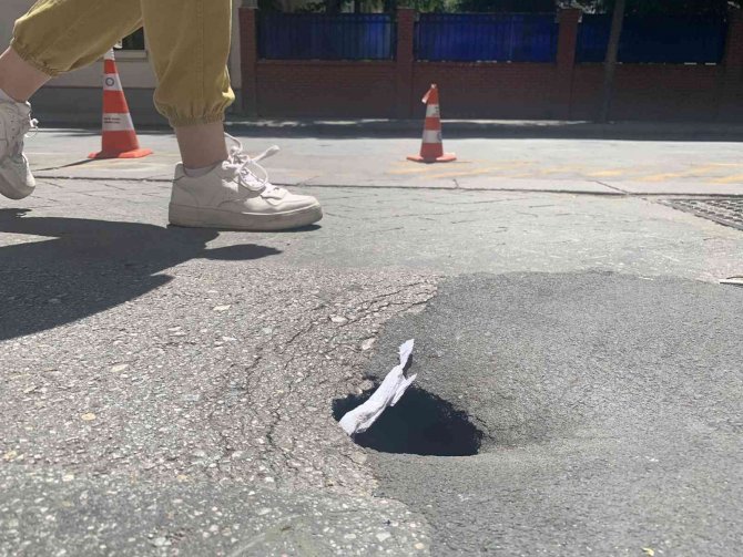 Kaldırımdaki İlginç Delikler Tehlike Saçıyor