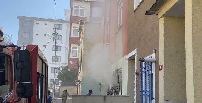 Kartal’da 4 Katlı Binanın Giriş Katında Yangın Çıktı: Ev Sahibi Fenalık Geçirdi