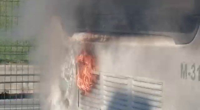 Kadıköy’de Metrobüste Yangın Çıktı, Yolcular Panikle Dışarı Atladı