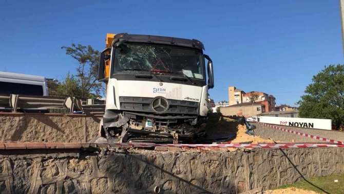 Pendik’te Kontrolden Çıkan Hafriyat Kamyonu Otomobilin Üstüne Düştü: 3 Yaralı
