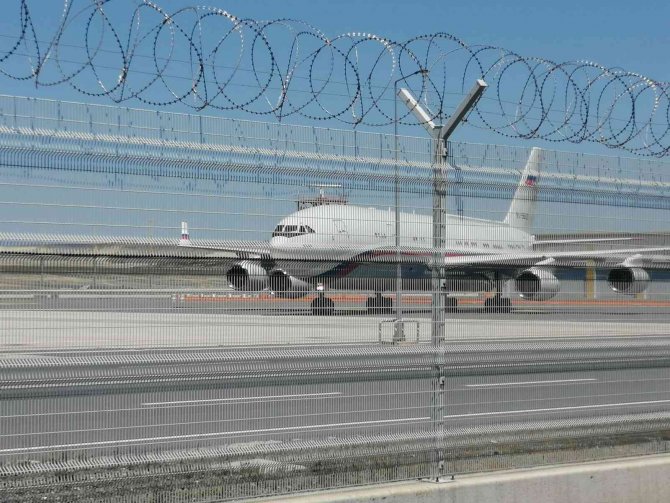 Rusya Savunma Bakanı Sergey Şoygu Ve Beraberindeki Heyet, Tahıl Sevkiyatı Anlaşmasına İmza Atmak İçin İ̇stanbul’a Geldi. Rus Heyeti Taşıyan Uçak İ̇stanbul Havalimanı’na İndi.