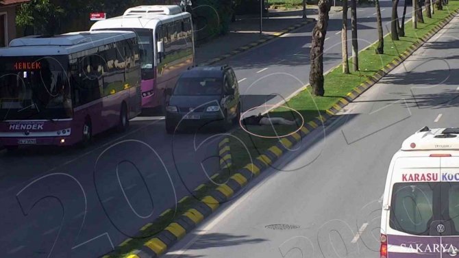 Bir Anda Yola Fırlayan Kadına Hafif Ticari Araç İşte Böyle Çarptı