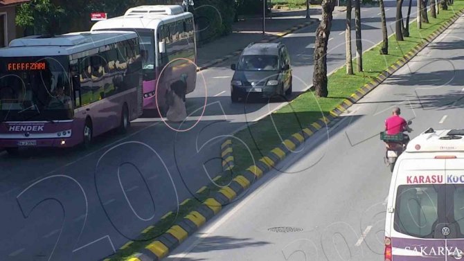 Bir Anda Yola Fırlayan Kadına Hafif Ticari Araç İşte Böyle Çarptı
