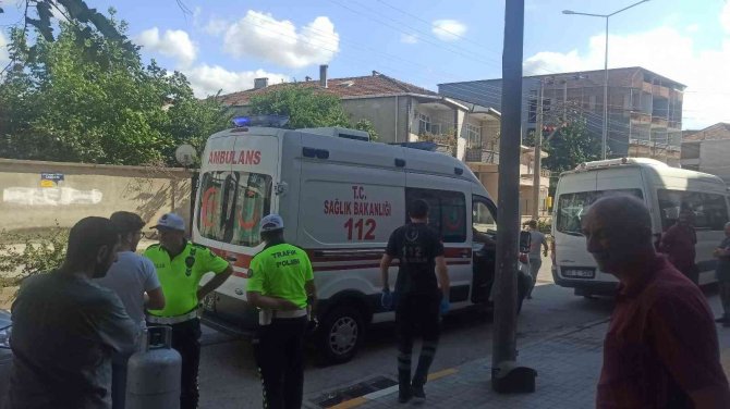 Elektrikli Bisiklet Yayaya Çarptı: 2 Yaralı