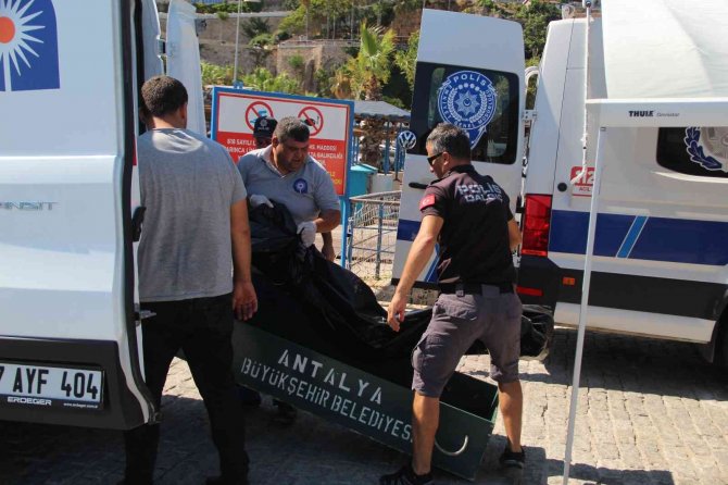 Evinden Hava Almak İçin Çıkan Kadının Falezlerde Cesedi Bulundu