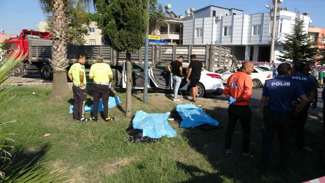Tıra Arkadan Otomobille Çarpan 3 Genç Hayatını Kaybetti