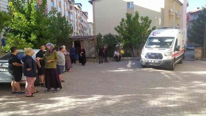 Tamirat İçin Çıktığı Çatıdan Düşen Genç Hayatını Kaybetti