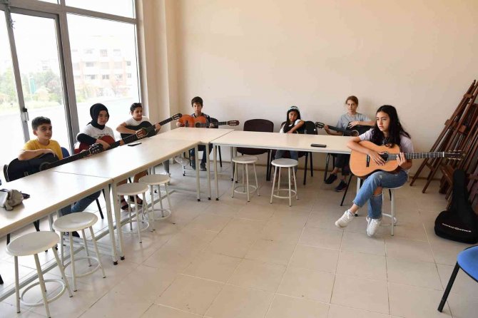 Tepebaşı’nda Çocuklar Gitar Çalmayı Öğreniyor