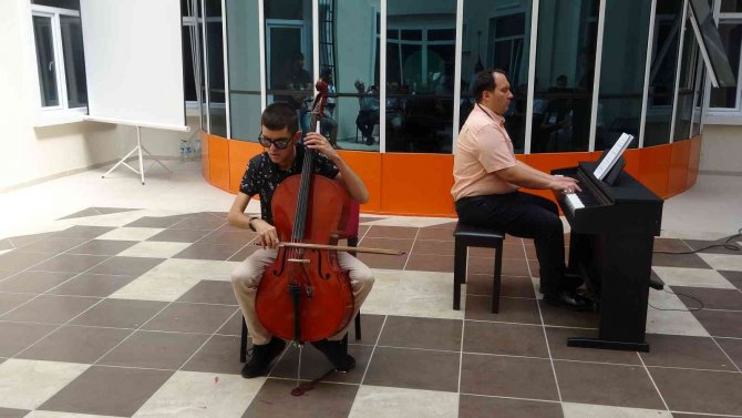Otizmli Öğrencilerden Konser
