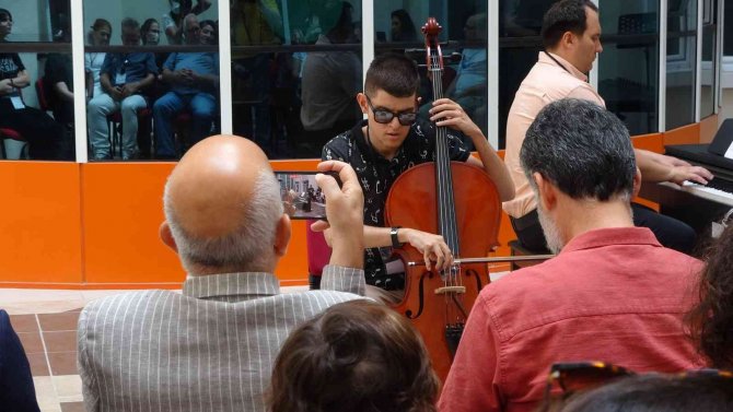 Otizmli Öğrencilerden Konser