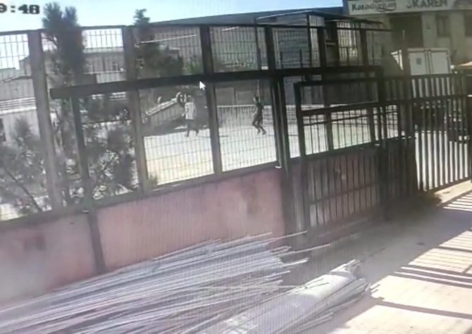 Tuzla’da Kontrolden Çıkan Otomobil Park Halindeki Araca Çarpıp Takla Attı