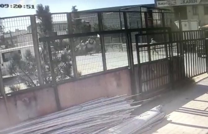 Tuzla’da Kontrolden Çıkan Otomobil Park Halindeki Araca Çarpıp Takla Attı