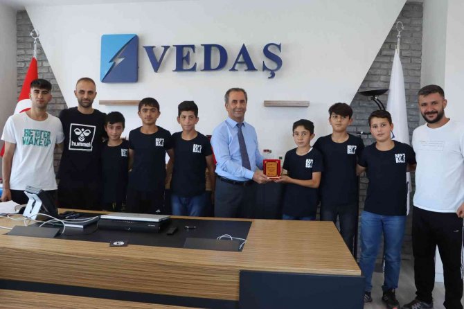 Minik Sporculardan Vedaş’a Teşekkür Ziyareti
