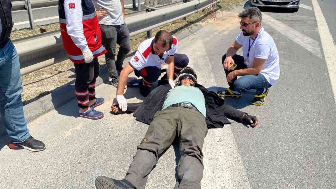 Ataşehir’de, Motosiklet Ticari Taksiye Çarptı