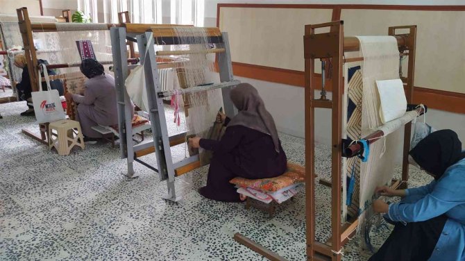 Unutulmaya Yüz Tutmuş Dokumacılık, Yozgatlı Kadınların Elinde Hayat Buluyor