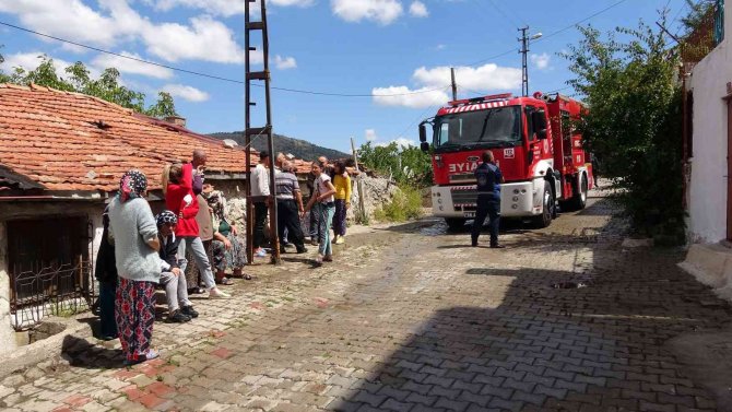 Yozgat’ta Çıkan Yangında 3 Katlı Binanın Çatısı Kullanılamaz Hale Geldi