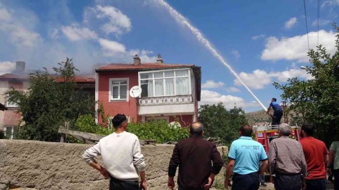 Yozgat’ta Çıkan Yangında 3 Katlı Binanın Çatısı Kullanılamaz Hale Geldi