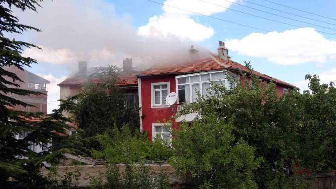 Yozgat’ta Çıkan Yangında 3 Katlı Binanın Çatısı Kullanılamaz Hale Geldi