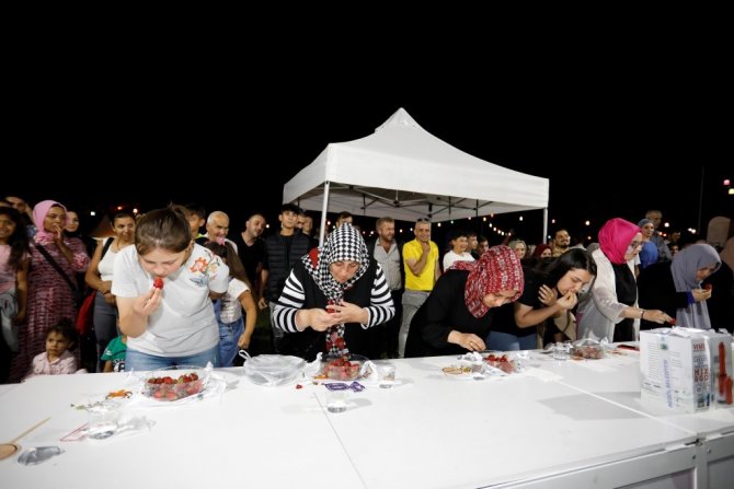 Bursa’da Çilek Yeme Yarışması
