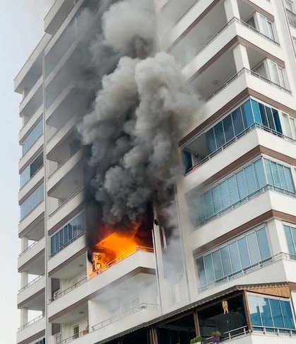 Adana’da Apartmanın 3. Katında Korkutan Yangın
