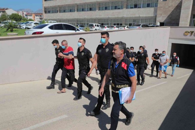 Antalya’da Çeşitli Suçlardan Aranan 50 Kişi Yakalandı