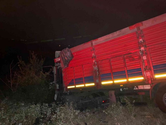 Kontrolden Çıkan Tır Şarampole Düştü: 1 Yaralı