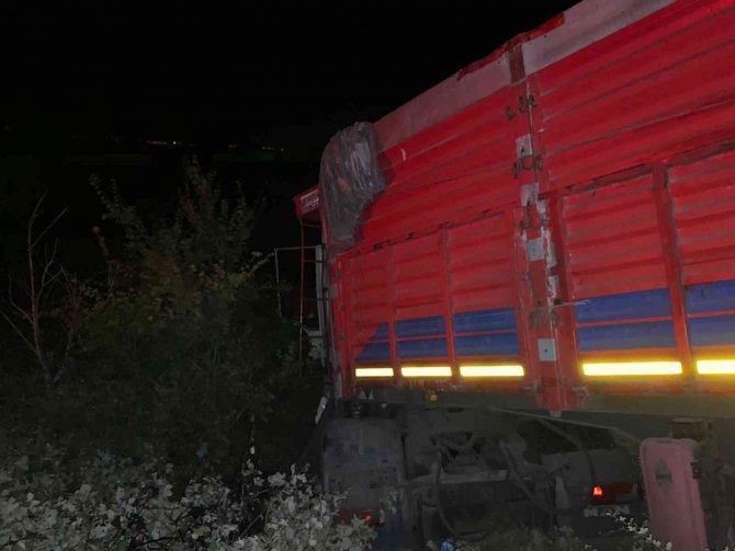 Kontrolden Çıkan Tır Şarampole Düştü: 1 Yaralı