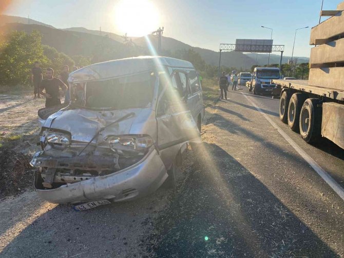 Bilecik’te Tarım İşçilerini Taşıyan Minibüs Kaza Yaptı: 1’i Ağır 12 Yaralı