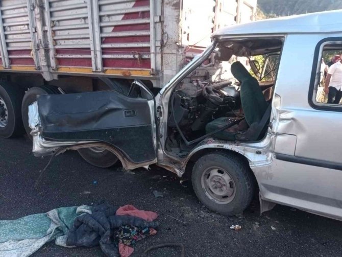 Bilecik’te Tarım İşçilerini Taşıyan Minibüs Kaza Yaptı: 1’i Ağır 12 Yaralı