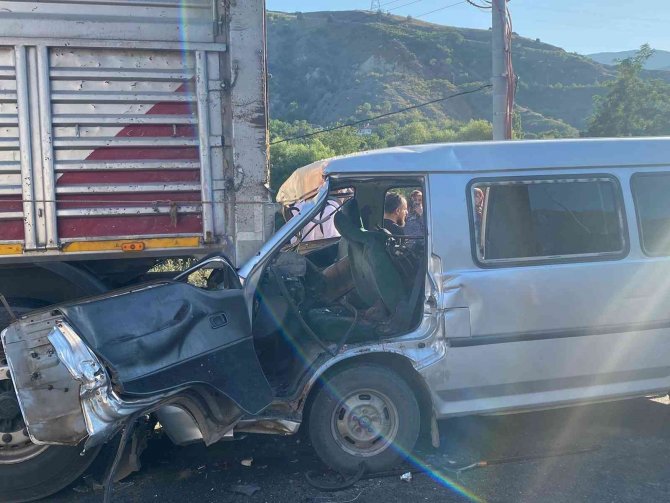 Bilecik’te Tarım İşçilerini Taşıyan Minibüs Kaza Yaptı: 1’i Ağır 12 Yaralı