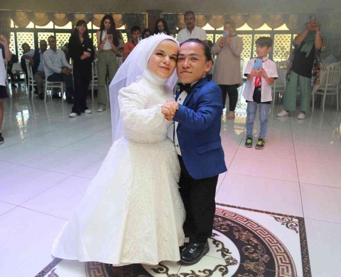 Bir Metrelik Çift Sivas’ta Gerçekleştirilen İkinci Düğünlerinin Ardından Dünya Evine Girdi