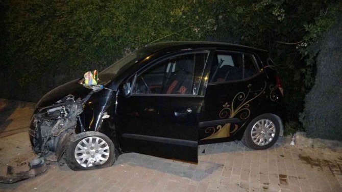 Bursa’da Kontrolden Çıkan Araç Önce Bariyerlere Sonra Otomobile Çarptı: 1’i Ağır 2 Yaralı