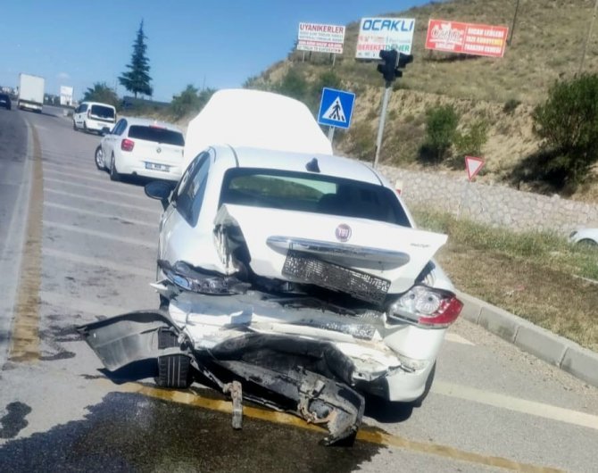 Kırmızı Işıkta Bekleyen Otomobile Çarptı: 1’i Ağır 7 Yaralı