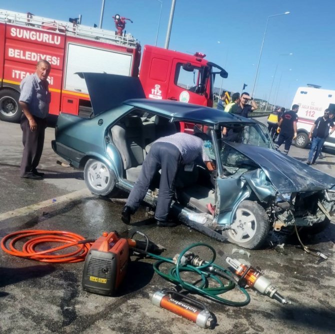 Kırmızı Işıkta Bekleyen Otomobile Çarptı: 1’i Ağır 7 Yaralı